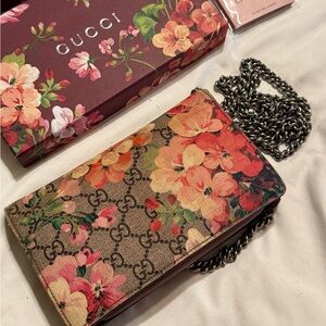 Authentic Gucci Blooms Floral Wallet bag with chain and original box